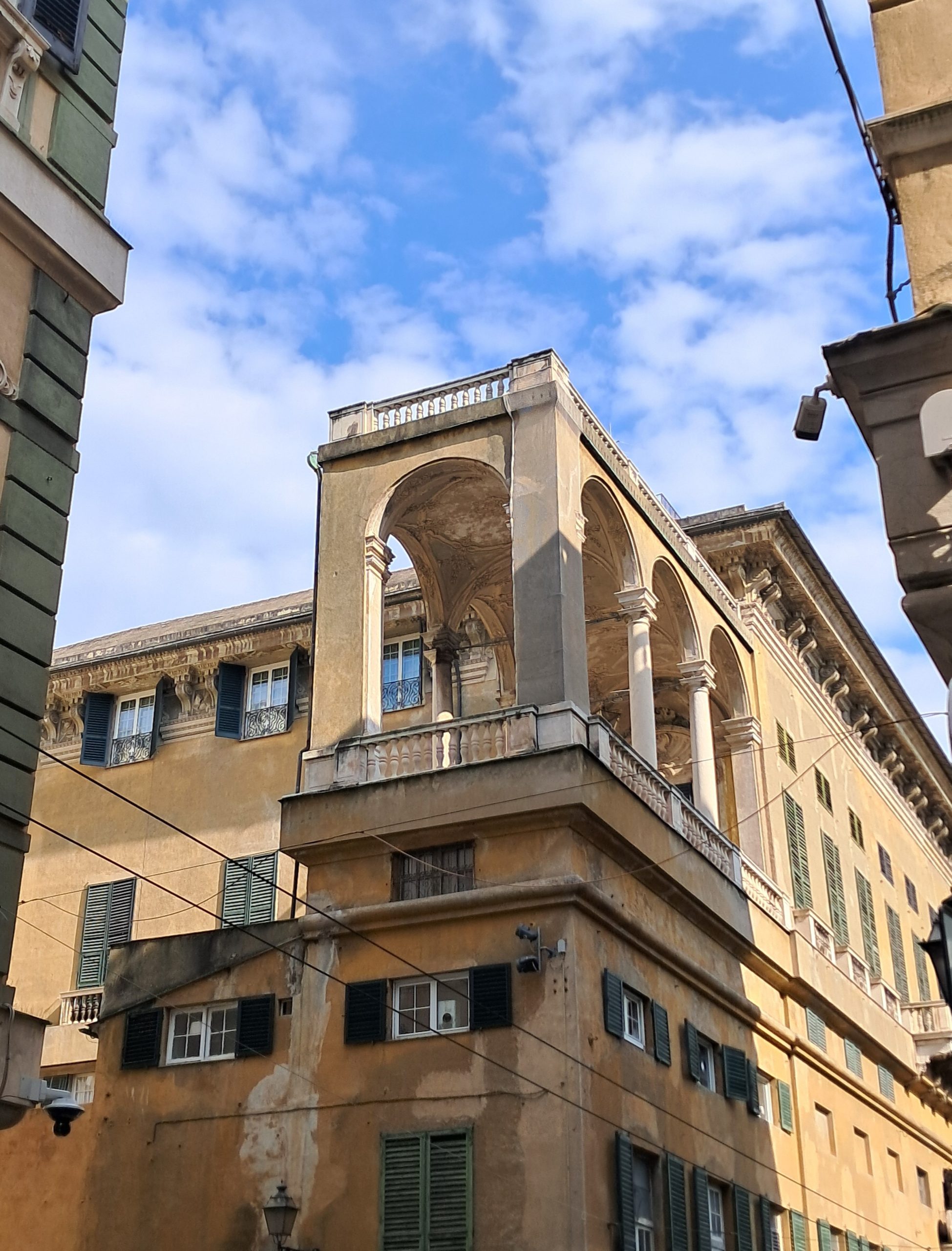 The crown altro lato strada